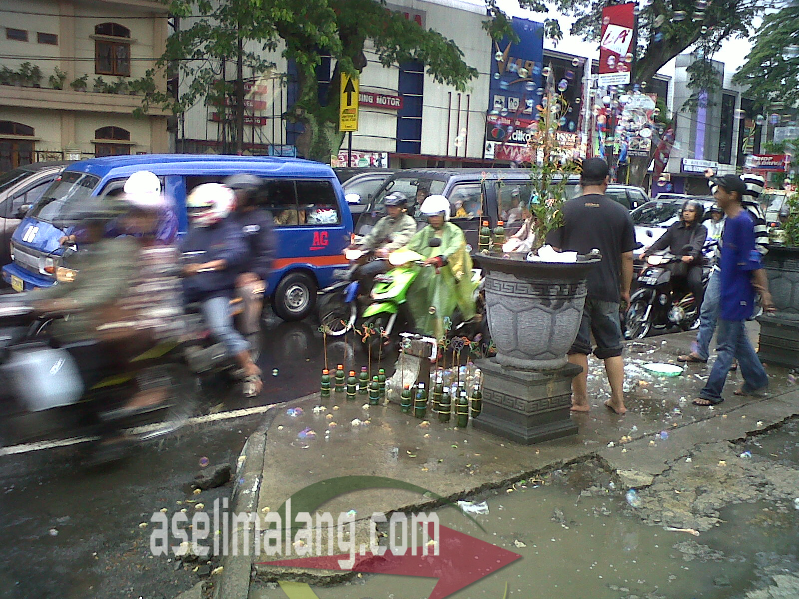 Deterjen piring, air, dan satu sendok makan gula. Penjual Gelembung Sabun Di Pinggir Jalan Bahaya Sekedar Coretan