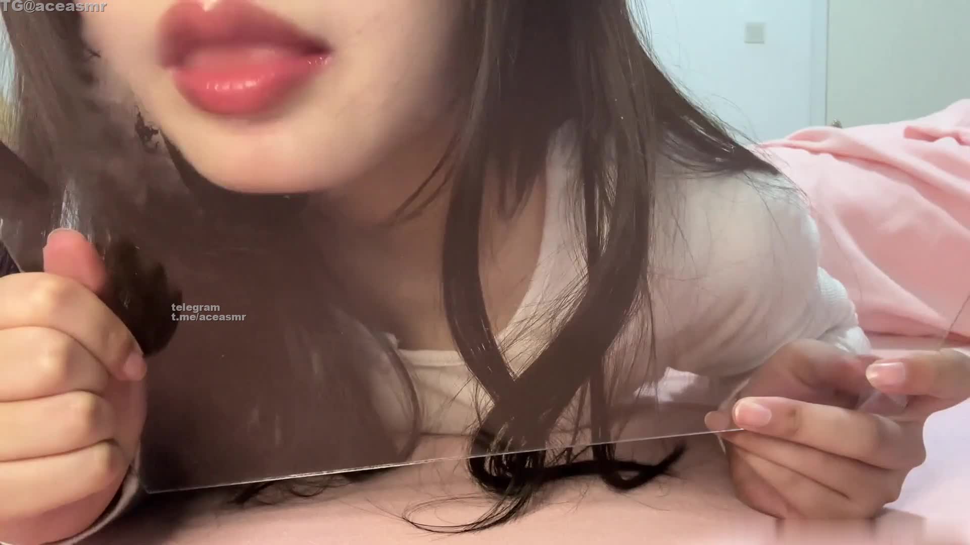#皖皖该睡觉了（哔哩哔哩）大哥投稿 趴着舔亚克力板
