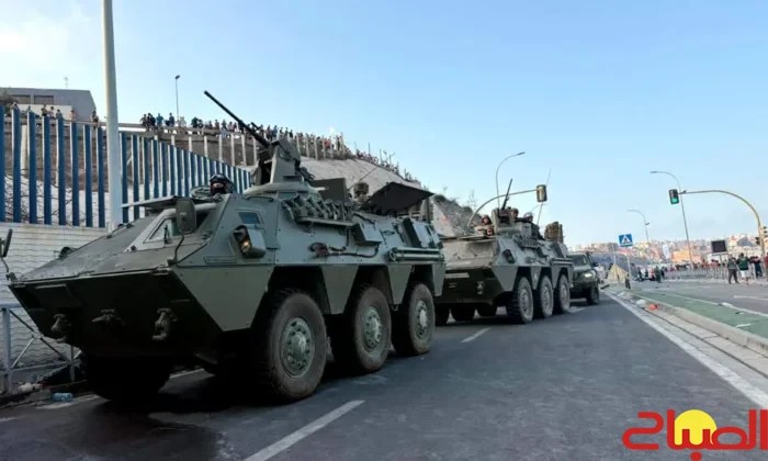 إسبانيا تعزز تحصين حدود سبتة بحواجز عائمة وانتشار عسكري إسبانيا تعزز تحصين حدود سبتة بحواجز عائمة وانتشار عسكري