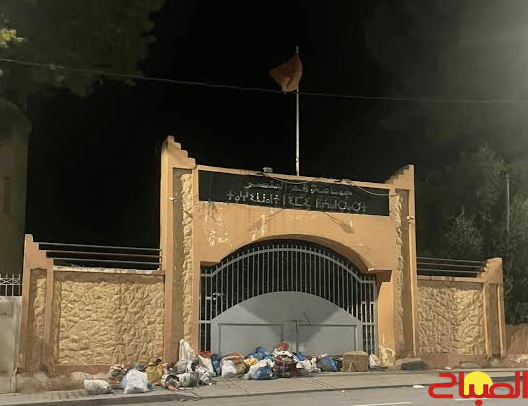 تردي النظافة يفجر احتجاجا بالأزبال أمام جماعة فم العنصر