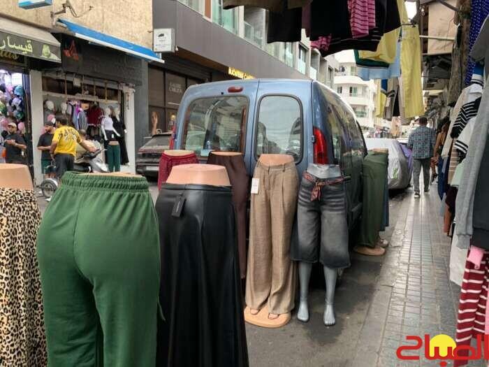 معروضات المحلات تزاحم الراجلين على أرصفة المعاريف بالبيضاء