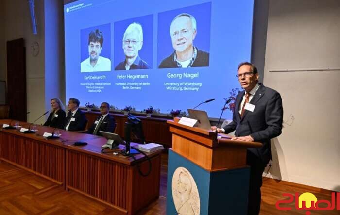 ثلاثة علماء يتوجون بنوبل الطب 2026 في علم البصريات الوراثي