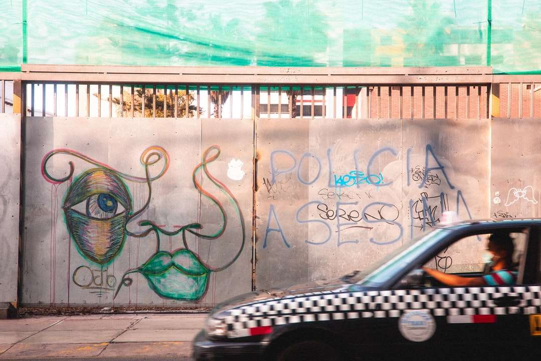 Schwarzes Auto Geparkt Neben Weisser Und Blauer Wand Mit Graffiti 70 Elemente Spielen Sie Puzzle Kostenlos Auf Puzzle Factory