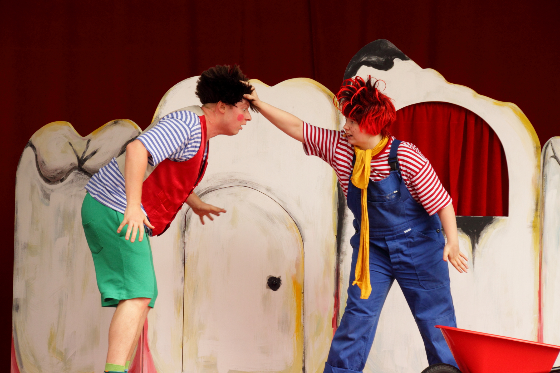 Tandtrollen karius och baktus bor inne i jans mun. Kreschtheater Karius Und Baktus