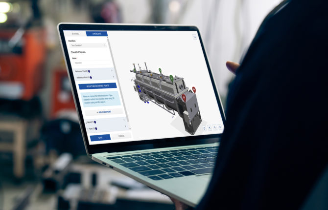 Person hält Laptop in der Hand, darauf das 3D-Modell einer Anlage im Editor der Inspect-AR-App