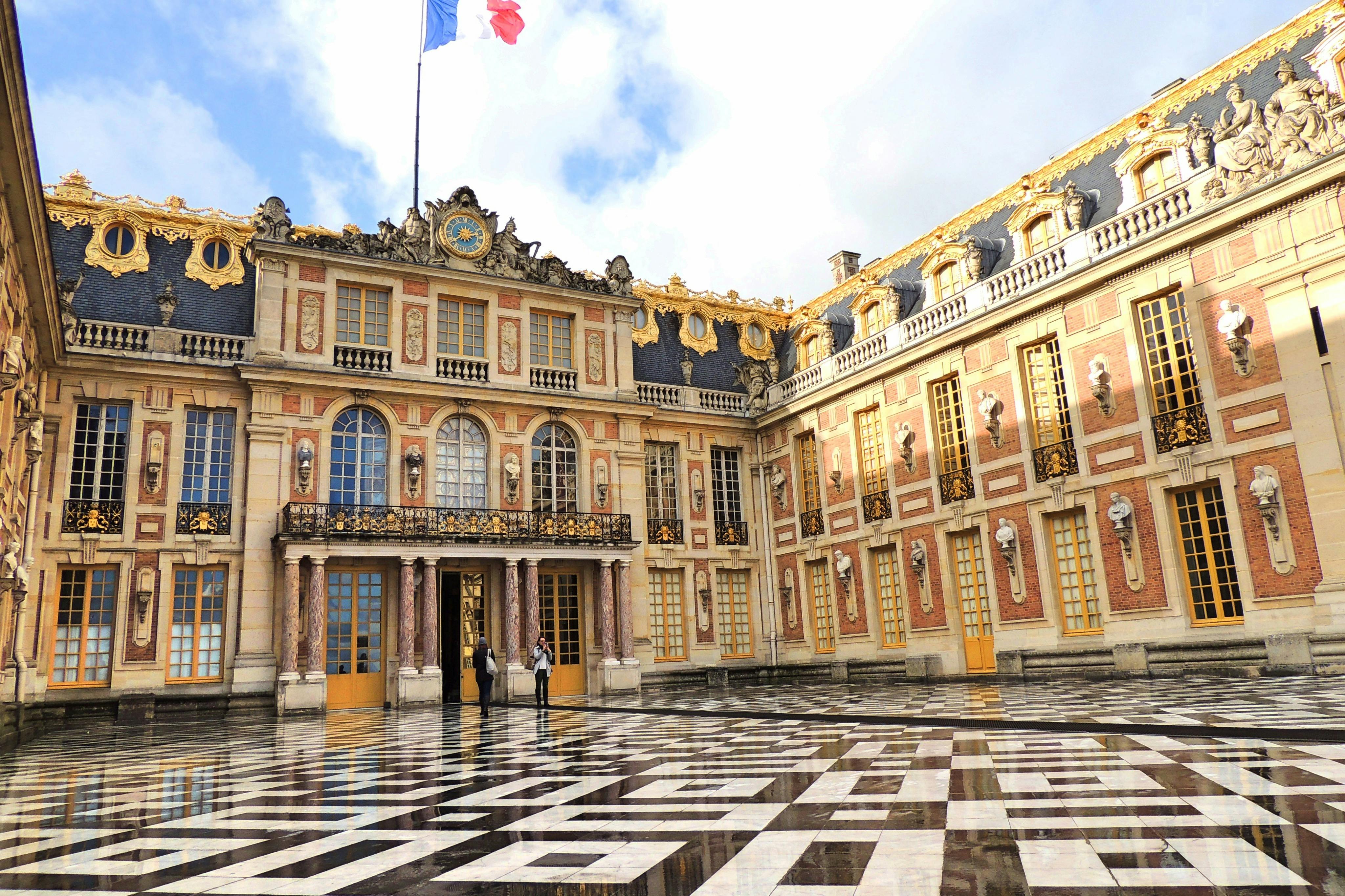 Palace of Versailles: Skip The Line + Guided Tour + King’s Apartments Access