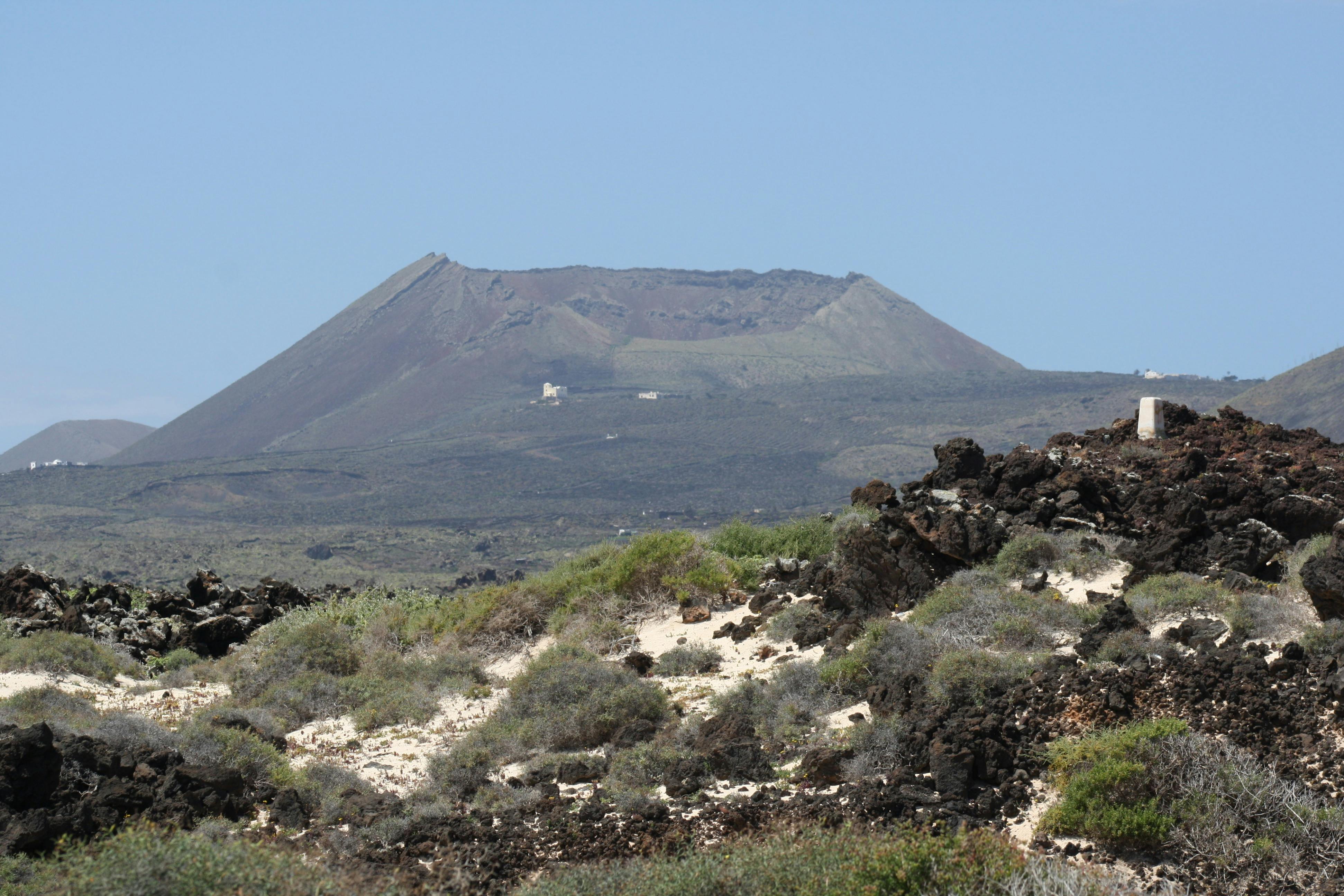 La Corona Volcano & Famara Cliffs: Guided Tour + Transfers