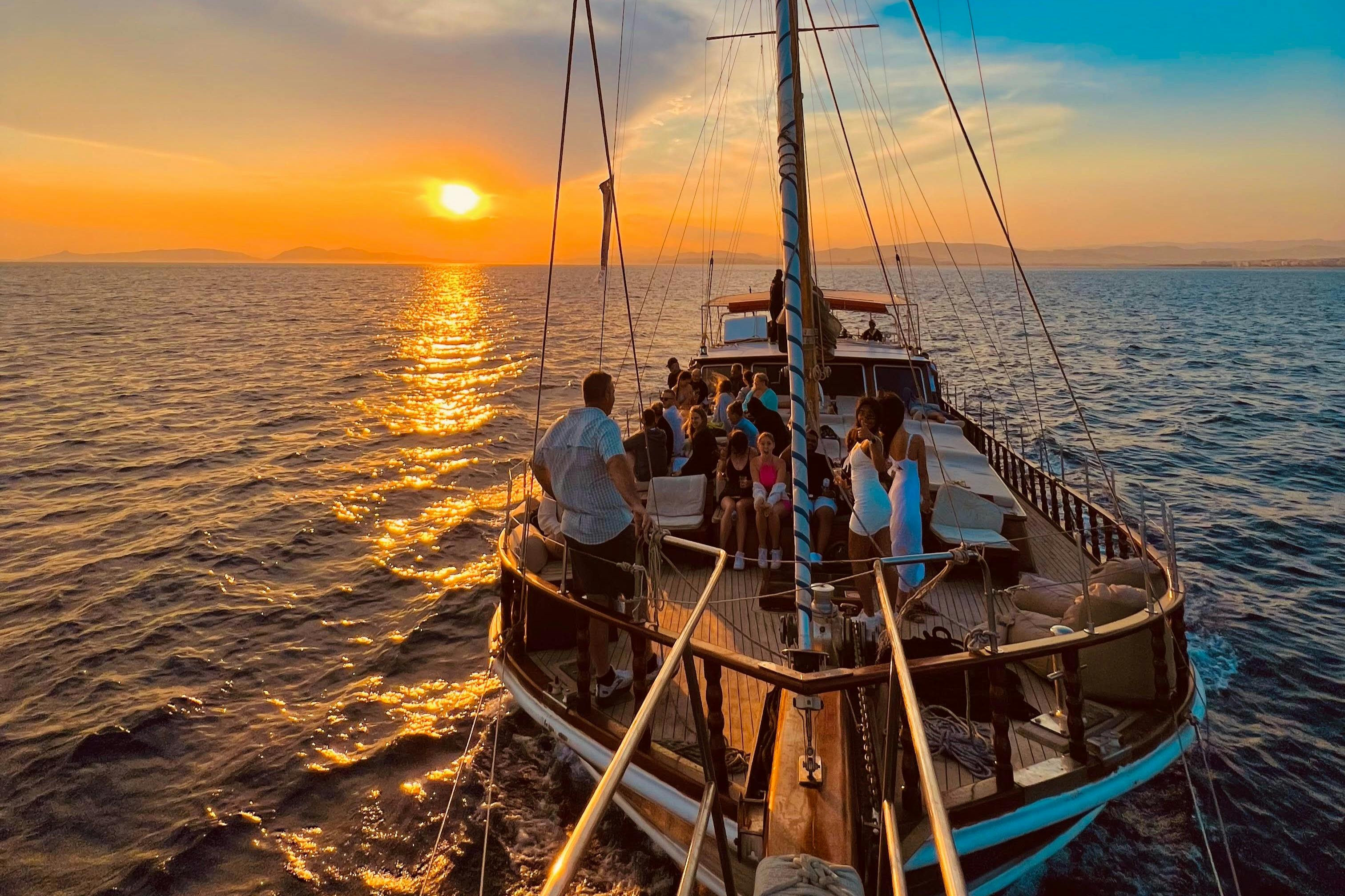Athens: Riviera Sunset Party Boat with Drinks and Snacks