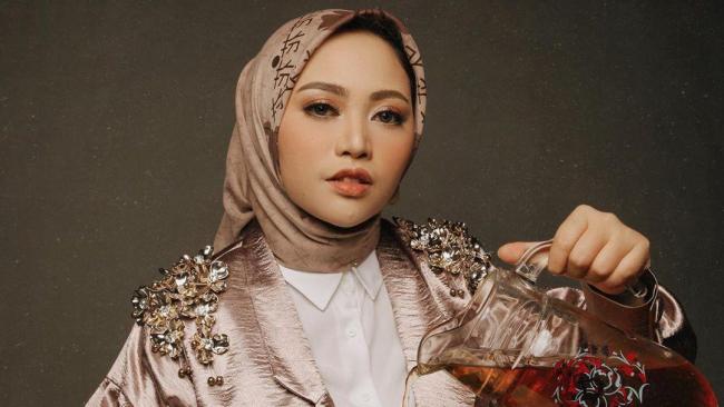 Rachel vennya kembali membuat heboh netizen yang diterpa isu perceraian. Foto: Gaya Rachel Vennya yang Dulu Seksi Sekarang Stylish