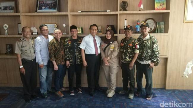 Namun ideologi mereka masih tetap ada, hal ini dibuktikan dengan hadirnya eks juru bicara hizbut tahrir indonesia (hti) ismail yusanto dalam . Protes Banser Diterima, Sekda DKI Janji Tinjau Ulang Daftar Penceramah - detikNews | Aceu Sis