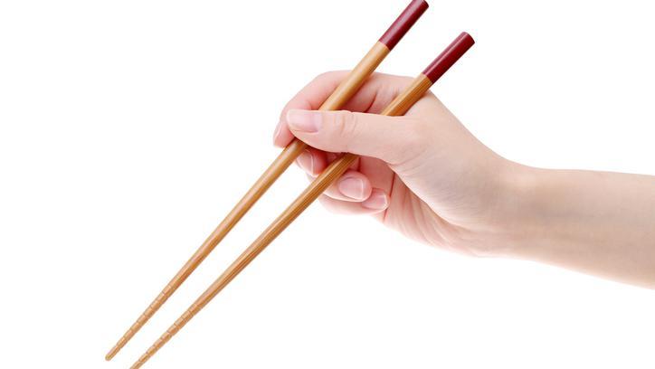 Jangan Salah Lagi! Ini 5 Etiket Pakai Sumpit di Resto Jepang