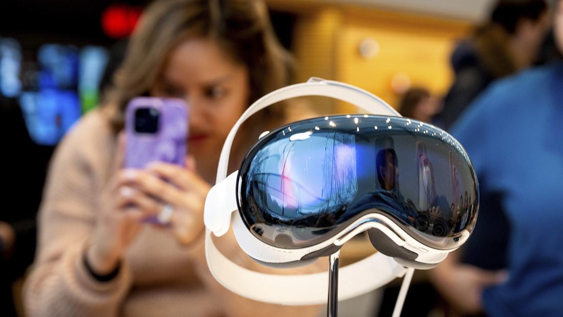 Permintaan Turun, Apple Pangkas Pengiriman Headset Vision Pro