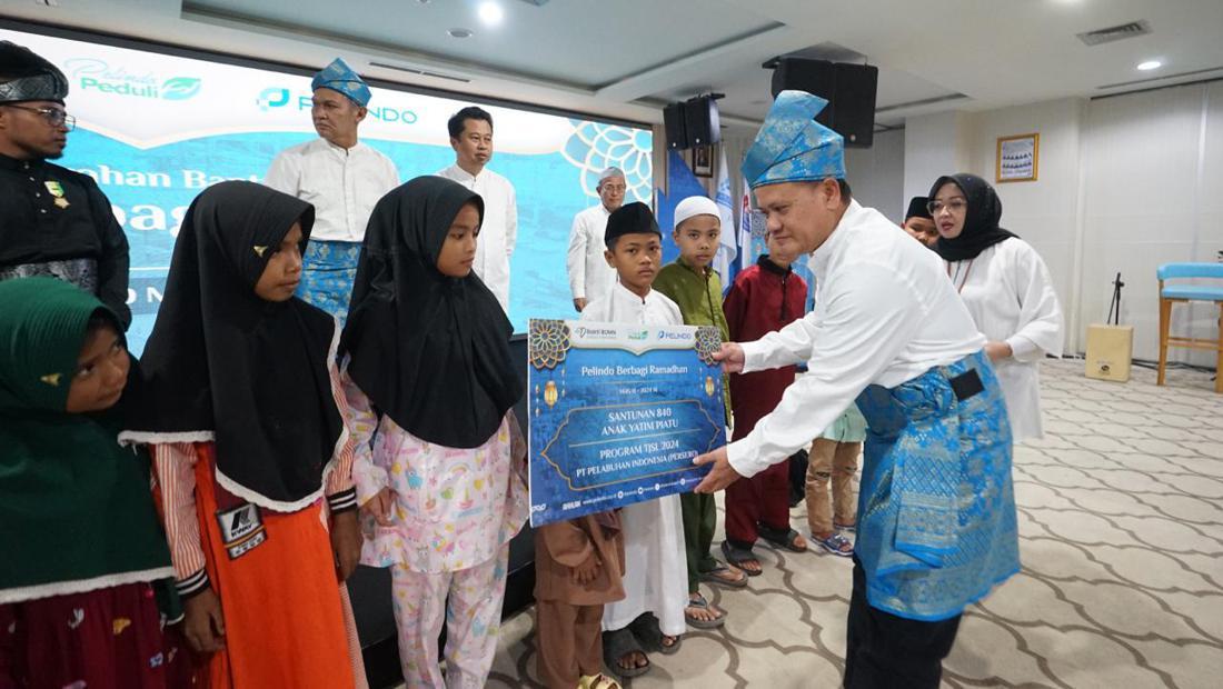 Pelindo Multi Terminal Bagikan Ribuan Takjil-Santunan untuk Anak Yatim