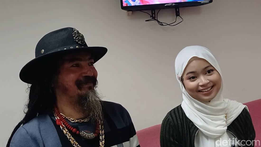 Limbad Nggak Seram Lagi Usai Pose Bareng Boneka Labubu