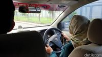 Agar tubuh tidak mudah lelah dan mengalami sakit pada sendi, maka kuncinya ada di ergonomis. Foto Jalan Raya Malam Hari Dari Dalam Mobil - Renunganku