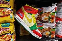 Sneakers Nike Tema Mie Instan Dilirik Indomie, Boleh Produksi 25 Pasang Saja