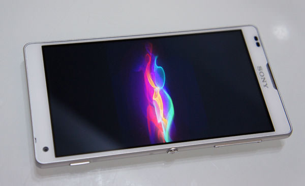 [Mobile] 5吋大視野、機身FIT更犀利的日系四核新機皇－Xperia ZL開箱 & 使用心得分享！