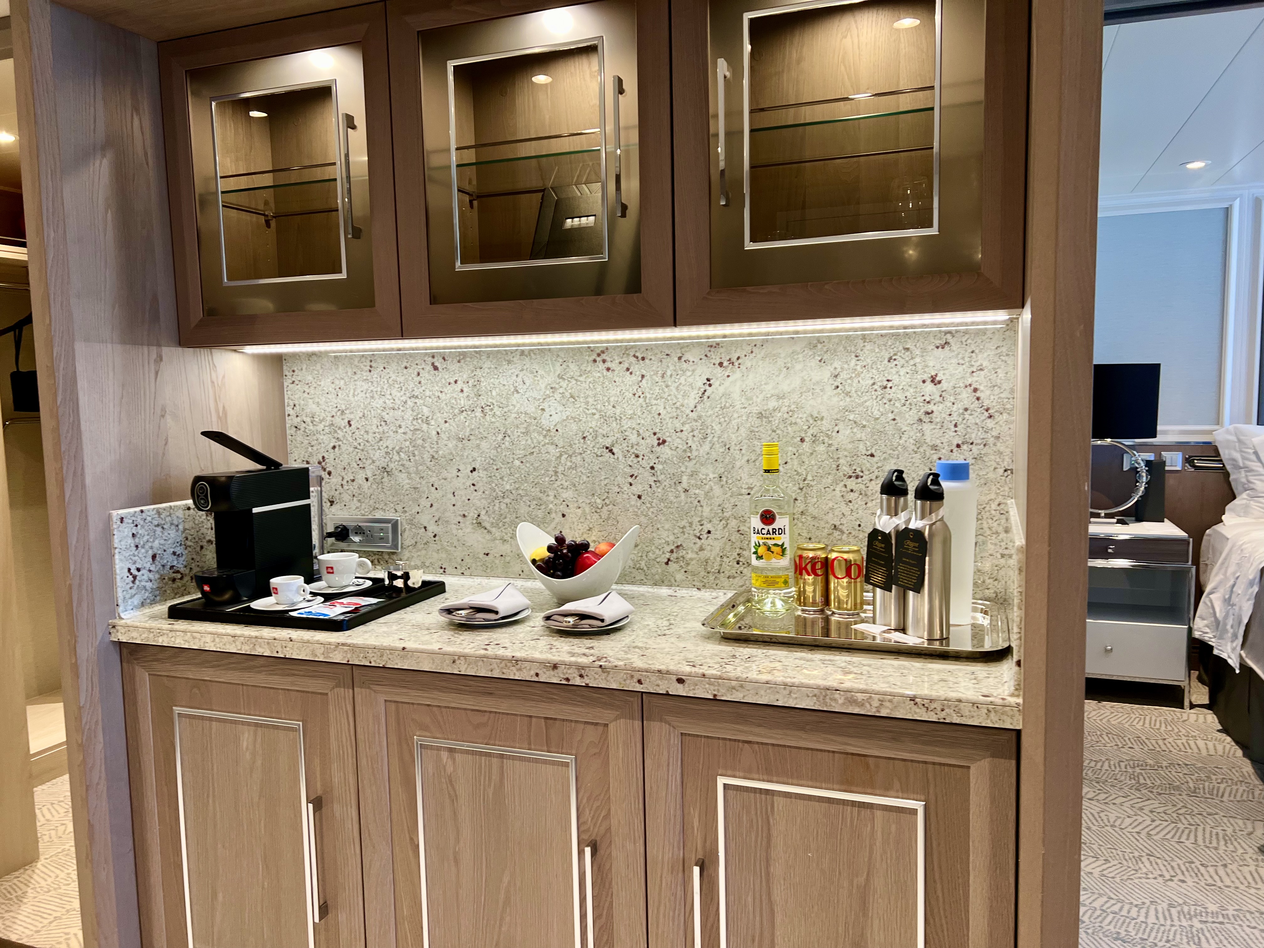 grandeur fully stocked bar