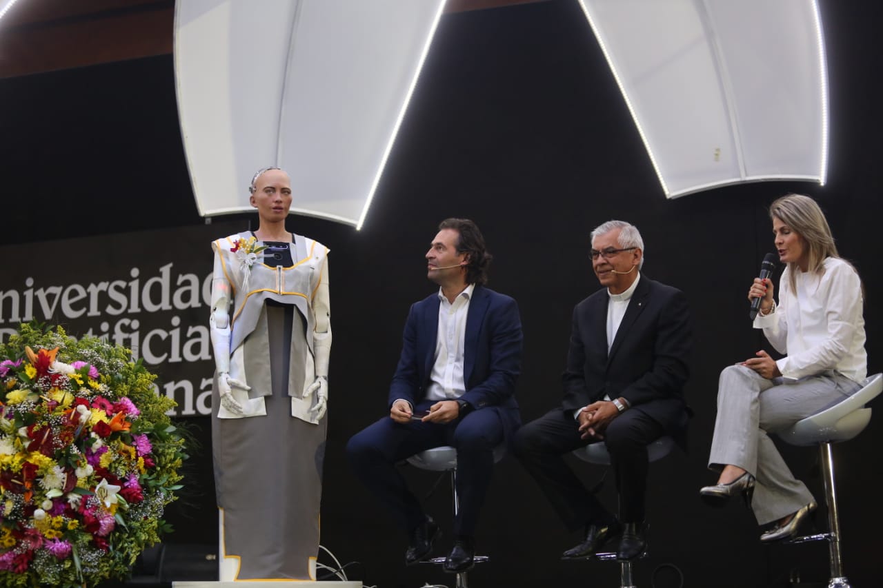 sophia, la robot humanoide en Medellín