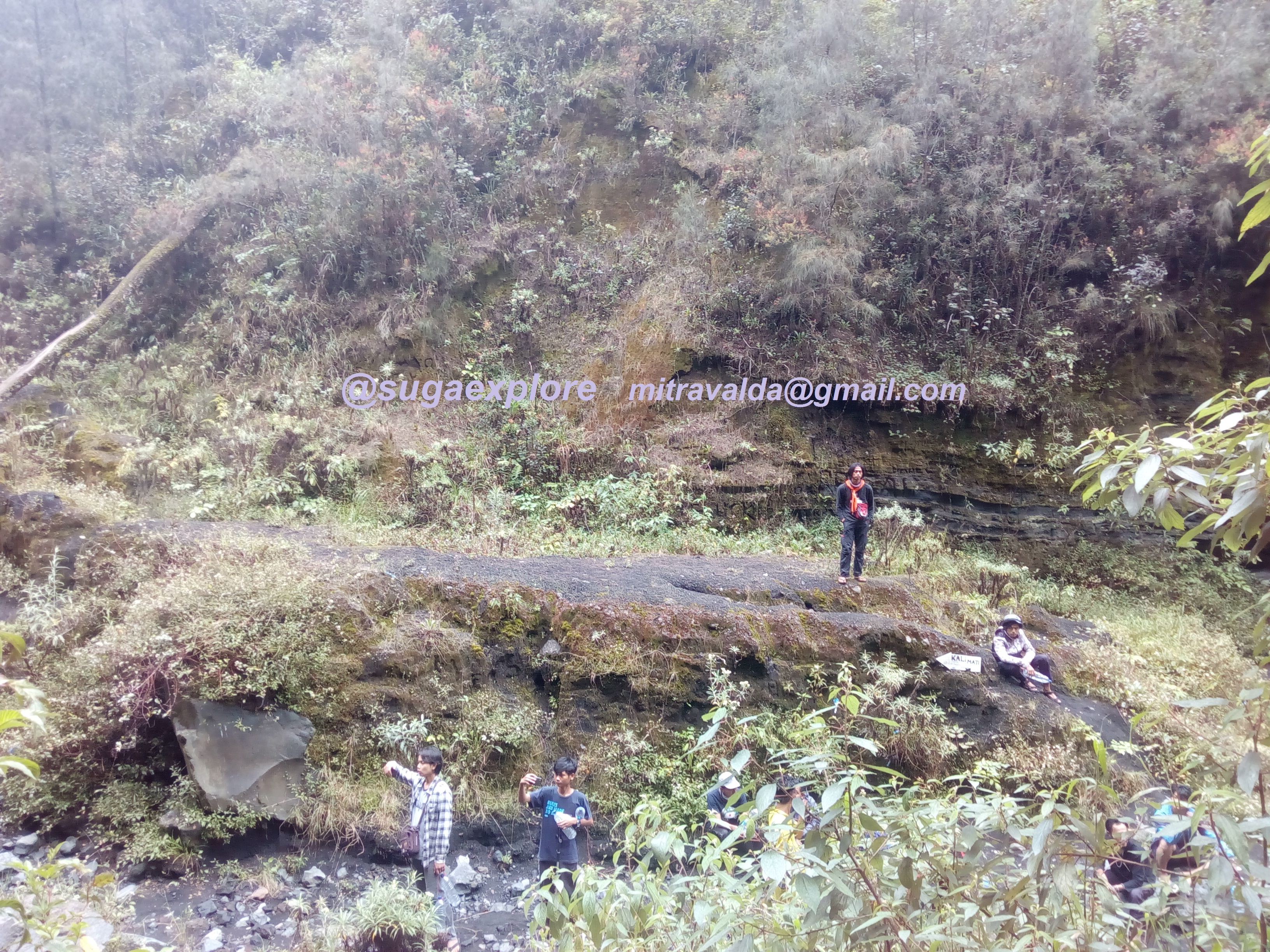 posisi memfoto dkt sumber air