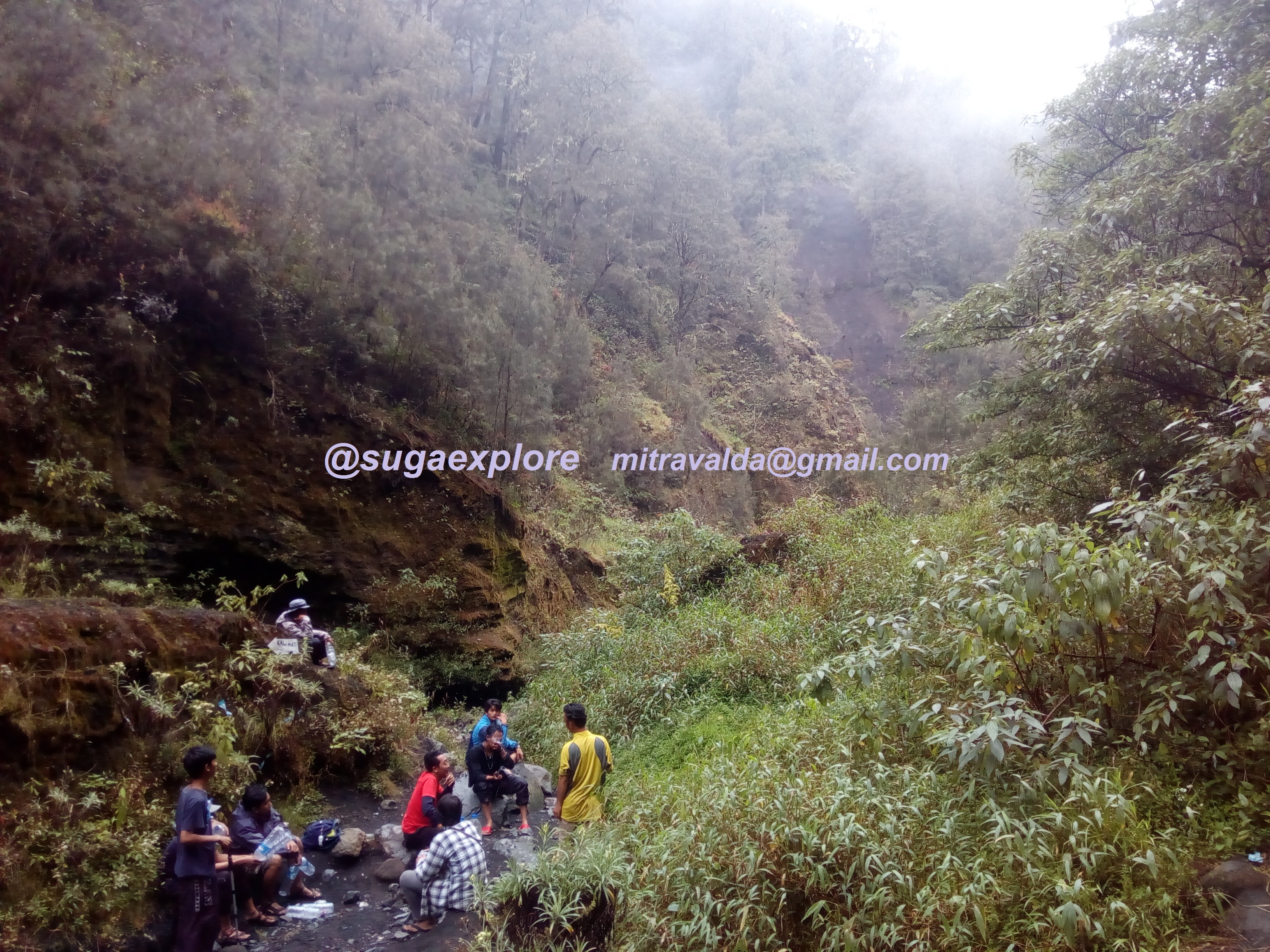 menanti giliran mngisi air minum