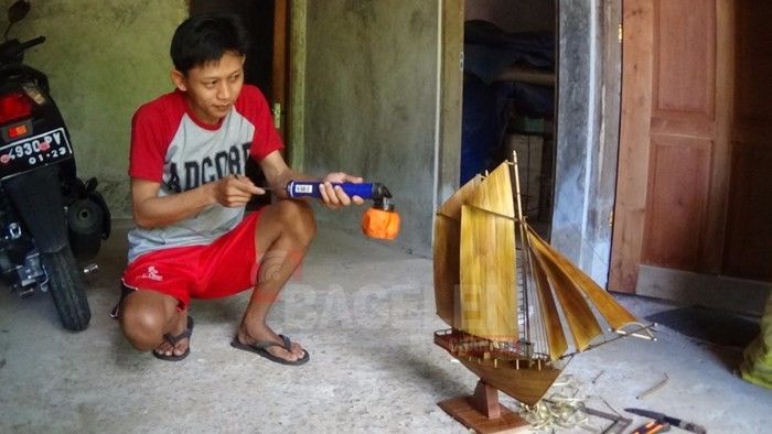 Tri Sulap Bambu Jadi Miniatur Kapal Seharga Ratusan Ribu – Bagelen Channel