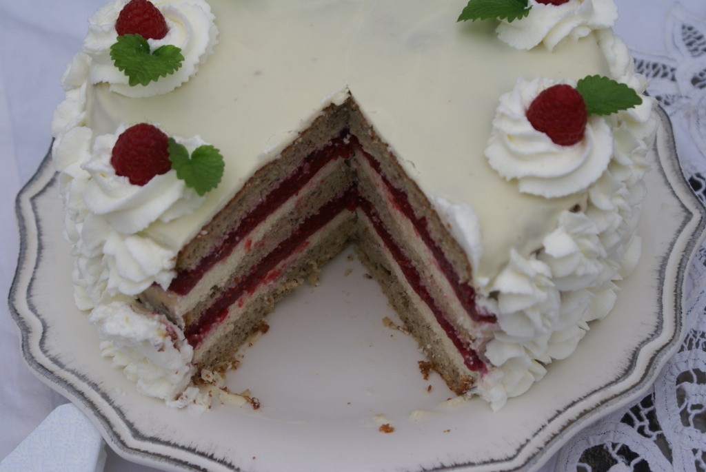Raspberry dream cake