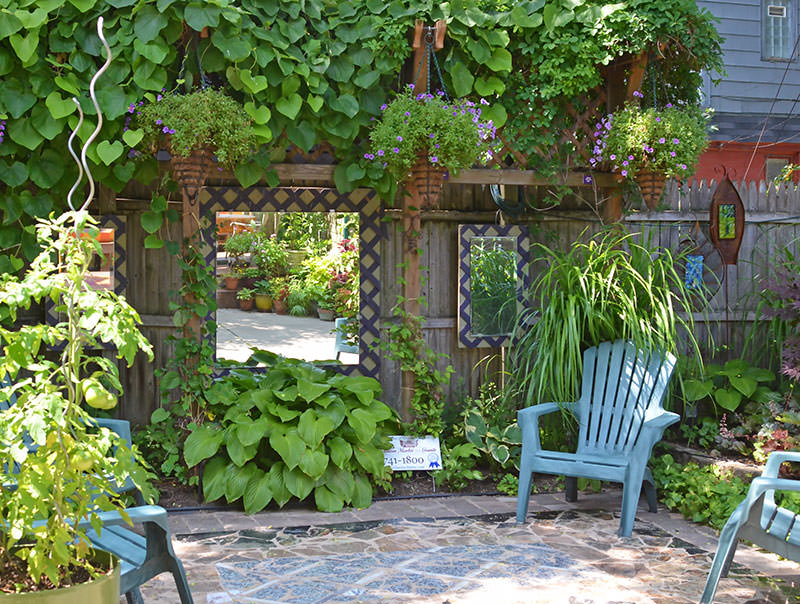 Once upon a time, it seemed like keeping chickens was just for farmers, but today, more and more people are getting back to their roots and keeping chickens in their own backyards. How to Make a Small Garden Look Bigger | 12 Optimization