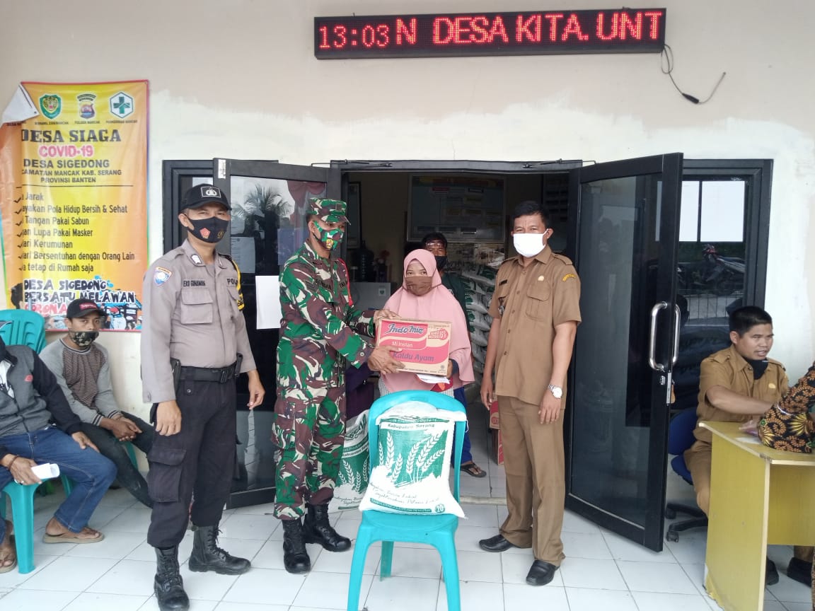 Koramil 2306 Mancak Turut Kawal Pembagian Bansos Beras Desa Sigedong -  BANTEN POS