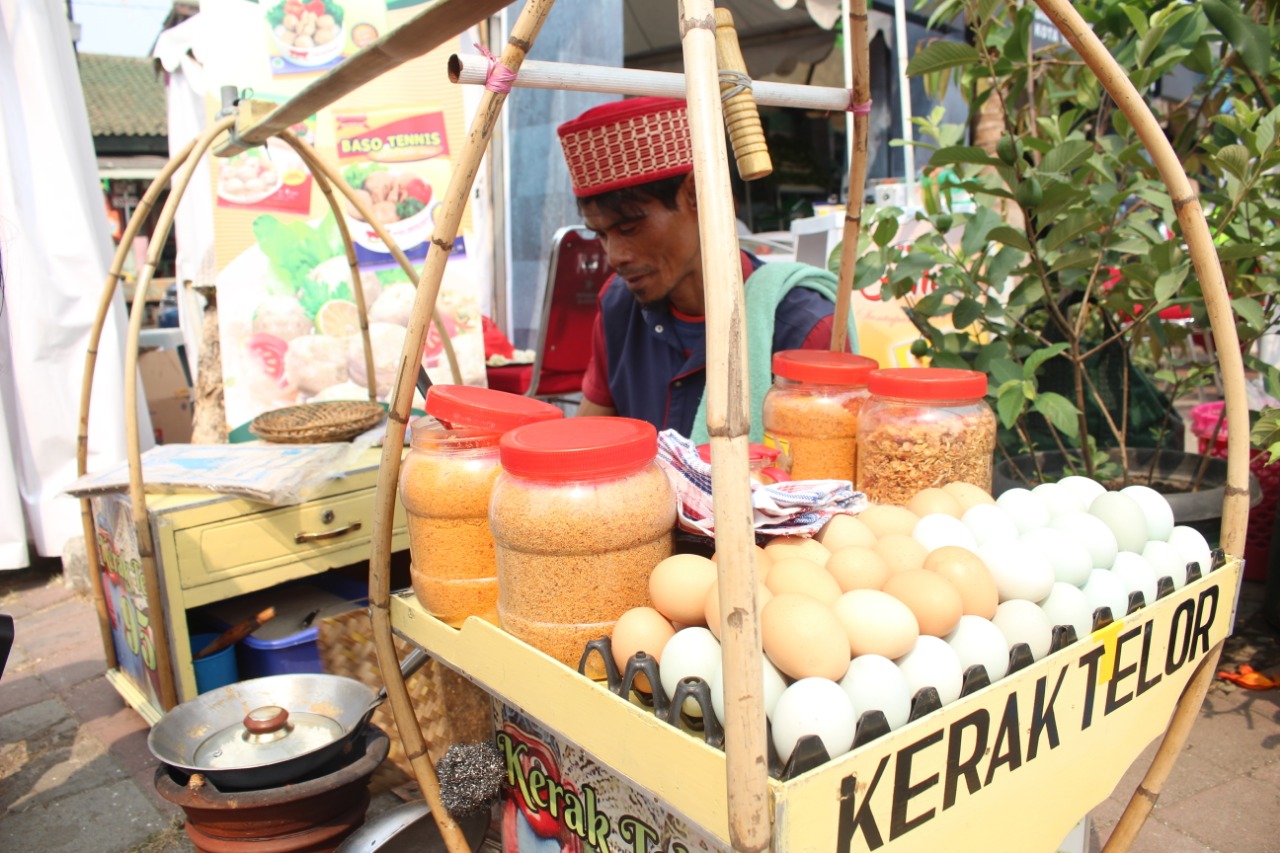 Amad, Penjual Kerak Telor Mengais Rezeki di Festival Cisadane - Banten Hari  Ini