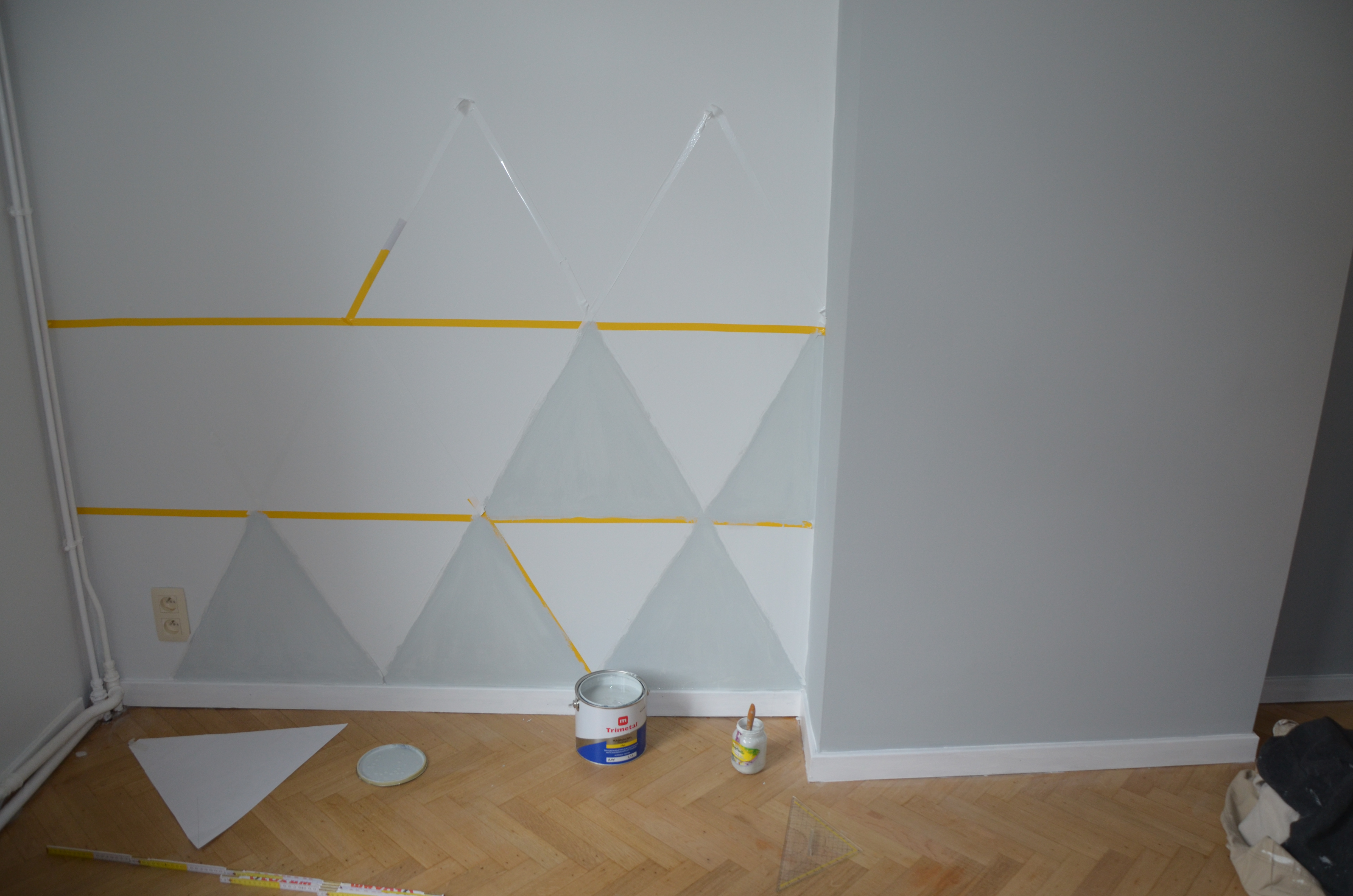 Peindre des motifs géométriques sur ses murs, mais pas n'importe où,. Diy Le Mur De Triangles Barbaralabelge
