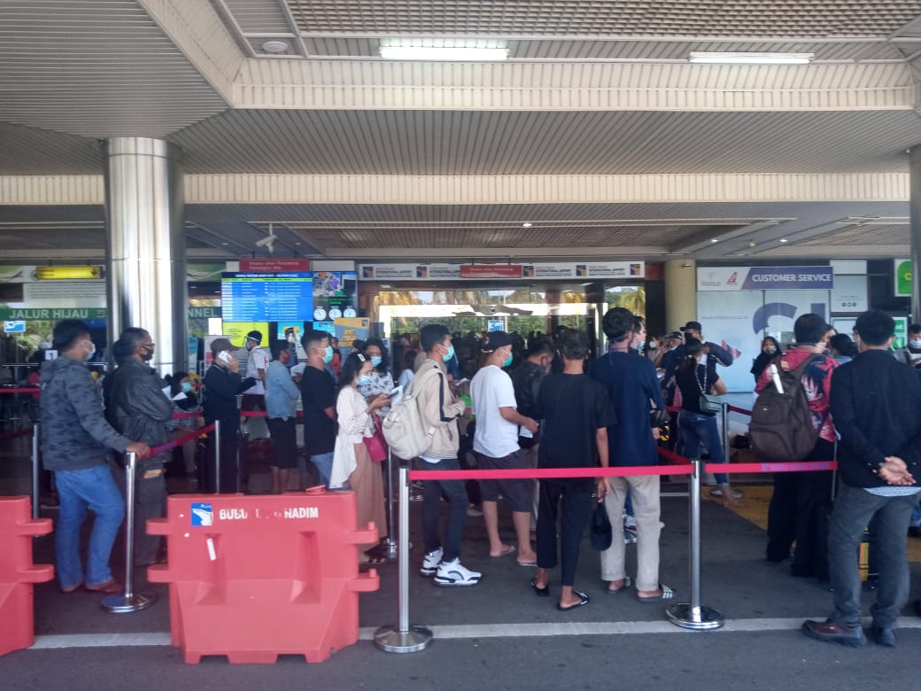 Adapun, surat edaran ini ditujukan kepada kepala dinas kesehatan daerah provinsi, dan kabupaten/kota serta beberapa stakeholder lainnya. Penumpang Antre Rapid Test Antigen di Bandara Hang Nadim