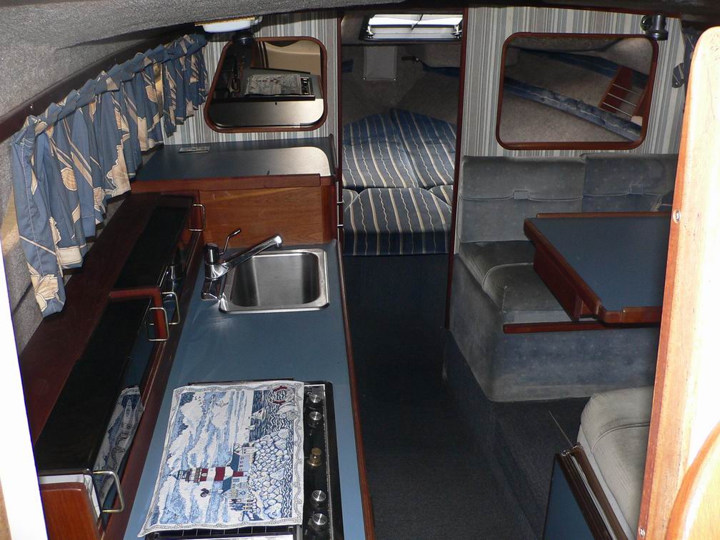 Less than 150 hrs cruising speed: 1984 Bayliner 2750 Cierra -- 4609