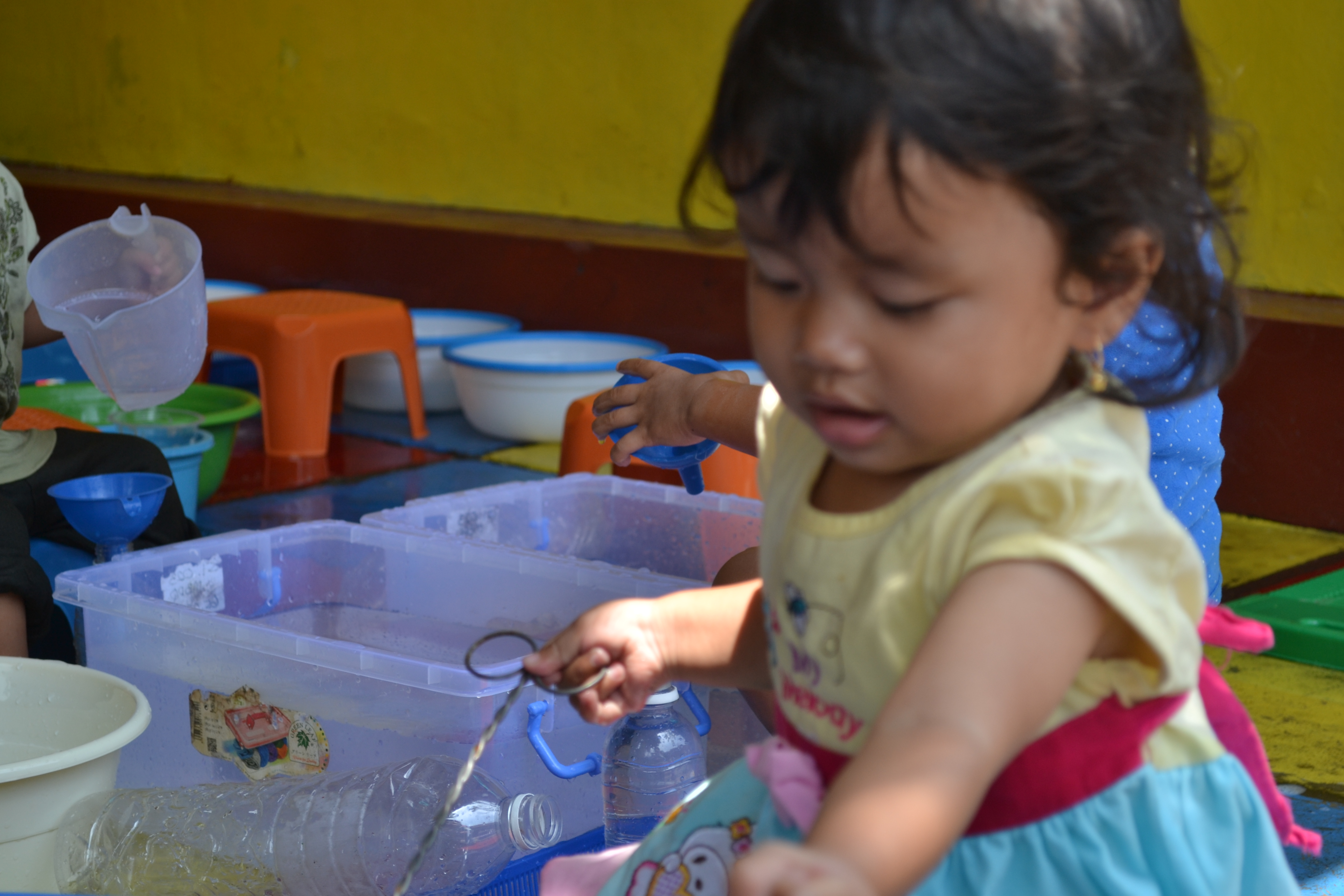 sentra bahan alam diisi dengan berbagai bahan main yang berasal dari alam anak memiliki kesempatan menggunakan bahan main dengan berbagai cara sesuai pikiran dan gagasan masing masing dengan hasil yang berbeda. Mengenal Sentra Bahan Alam Bee Kids