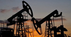 أسعار النفط تقفز بأكثر من 3% مع تصاعد العدوان على إيران وتزايد المخاوف بشأن مضيق هرمز