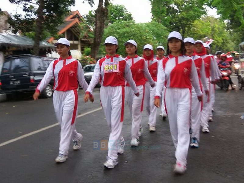 Ada beberapa model seragam gerak jalan, antara lain: 5 Siswa Dilarikan Ke Rumah Sakit Usai Ikuti Gerak Jalan Beritabojonegoro Com