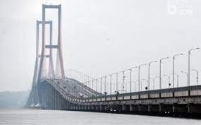 Motor dan Sandal di Tengah Jembatan Suramadu, Pemilik Diduga Loncat |  beritajatim.com
