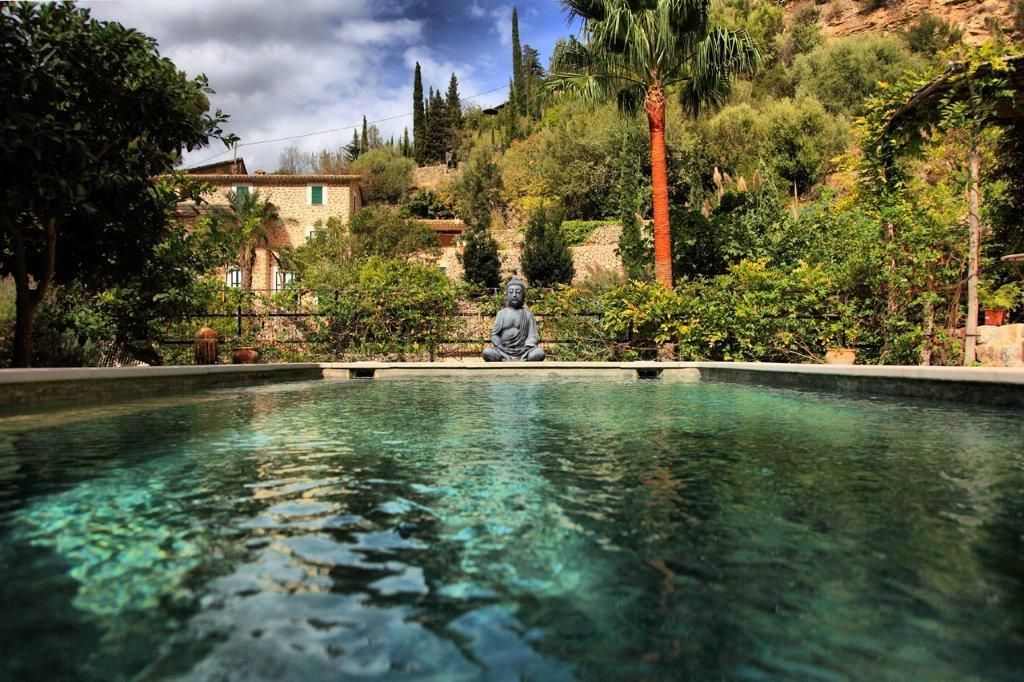 Du wohnst du in einem der 5 privatzimmer und kannst alle annehmlichkeiten der grosszügigen wohnung (200 m2) nutzen. Finca Es Clot in DeiÃ  (Mallorca Nordwesten) fÃ¼r 8