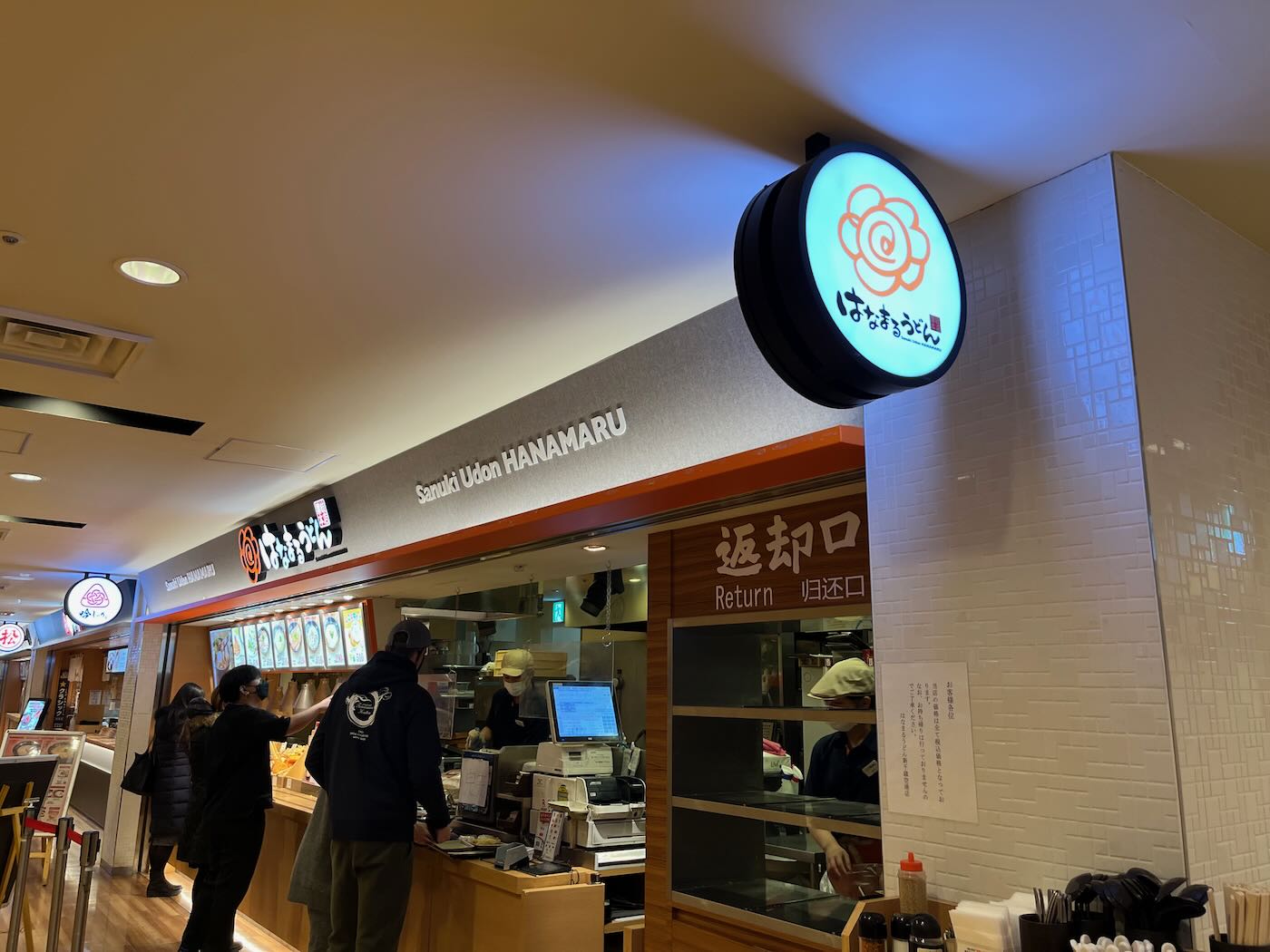 北海道美食 新千歲機場 多啦A夢餐廳|Hanamaru 烏龍麵|Royce 巧克力工房|Hello Kitty 商店|寶可夢商店 - 一口冒險 Bitesized Adventure 北海道美食 新千歲機場 多啦A夢餐廳|Hanamaru 烏龍麵|Royce 巧克力工房|Hello Kitty 商店|寶可夢商店 - 一口冒險 Bitesized Adventure