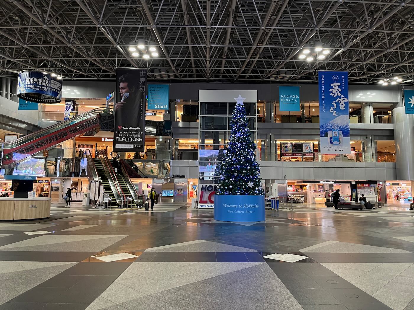 北海道美食 新千歲機場 多啦A夢餐廳｜Hanamaru 烏龍麵｜Royce 巧克力工房｜Hello Kitty 商店｜寶可夢商店 - 一口冒險 Bitesized Adventure