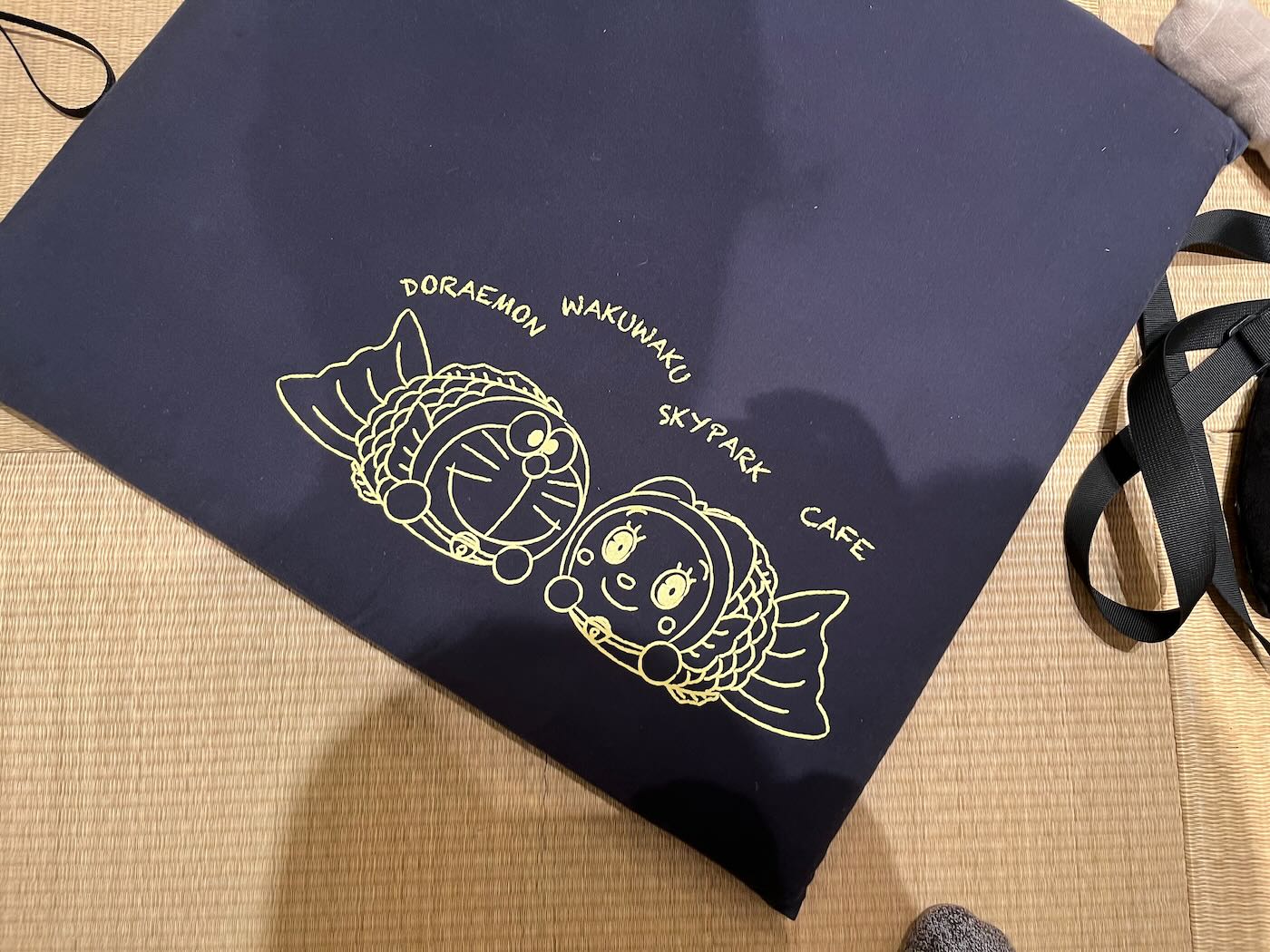 北海道美食 新千歲機場 多啦A夢餐廳|Hanamaru 烏龍麵|Royce 巧克力工房|Hello Kitty 商店|寶可夢商店 - 一口冒險 Bitesized Adventure 北海道美食 新千歲機場 多啦A夢餐廳|Hanamaru 烏龍麵|Royce 巧克力工房|Hello Kitty 商店|寶可夢商店 - 一口冒險 Bitesized Adventure