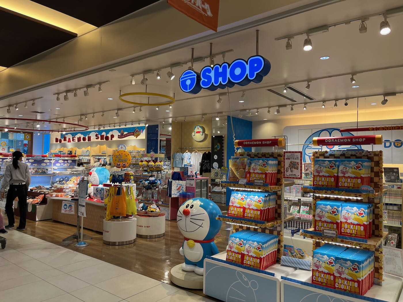 北海道美食 新千歲機場 多啦A夢餐廳|Hanamaru 烏龍麵|Royce 巧克力工房|Hello Kitty 商店|寶可夢商店 - 一口冒險 Bitesized Adventure 北海道美食 新千歲機場 多啦A夢餐廳|Hanamaru 烏龍麵|Royce 巧克力工房|Hello Kitty 商店|寶可夢商店 - 一口冒險 Bitesized Adventure