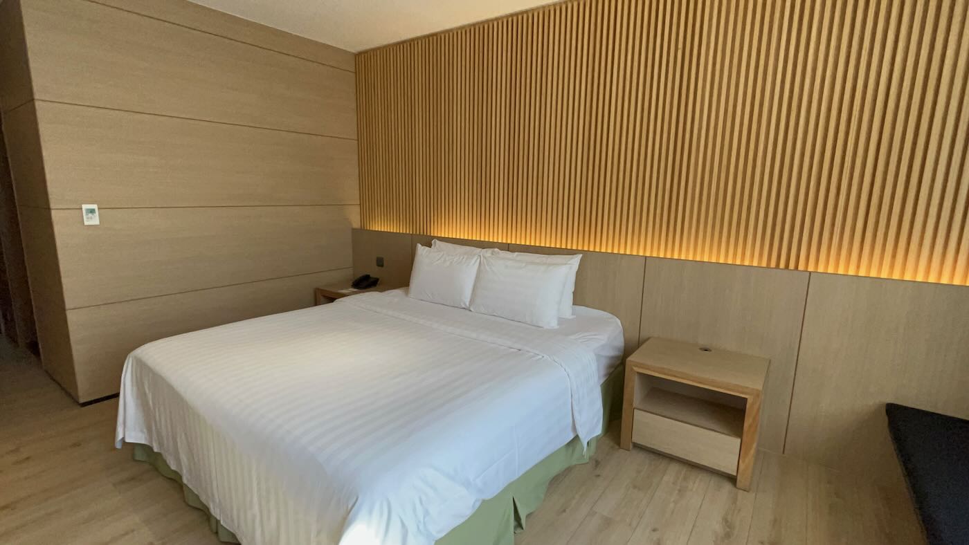 高雄住宿 巨蛋旅店 Hotel R14|竹風客房一大床|蓋婭餐廳素食早餐 巨蛋站前一分鐘 日式簡約風格旅館推薦 - 一口冒險 Bitesized Adventure 高雄住宿 巨蛋旅店 Hotel R14|竹風客房一大床|蓋婭餐廳素食早餐 巨蛋站前一分鐘 日式簡約風格旅館推薦 - 一口冒險 Bitesized Adventure