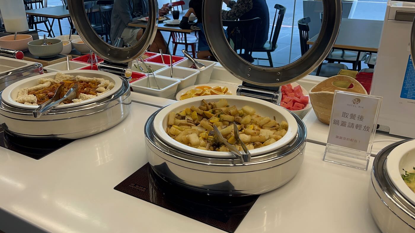 高雄住宿 巨蛋旅店 Hotel R14|竹風客房一大床|蓋婭餐廳素食早餐 巨蛋站前一分鐘 日式簡約風格旅館推薦 - 一口冒險 Bitesized Adventure 高雄住宿 巨蛋旅店 Hotel R14|竹風客房一大床|蓋婭餐廳素食早餐 巨蛋站前一分鐘 日式簡約風格旅館推薦 - 一口冒險 Bitesized Adventure