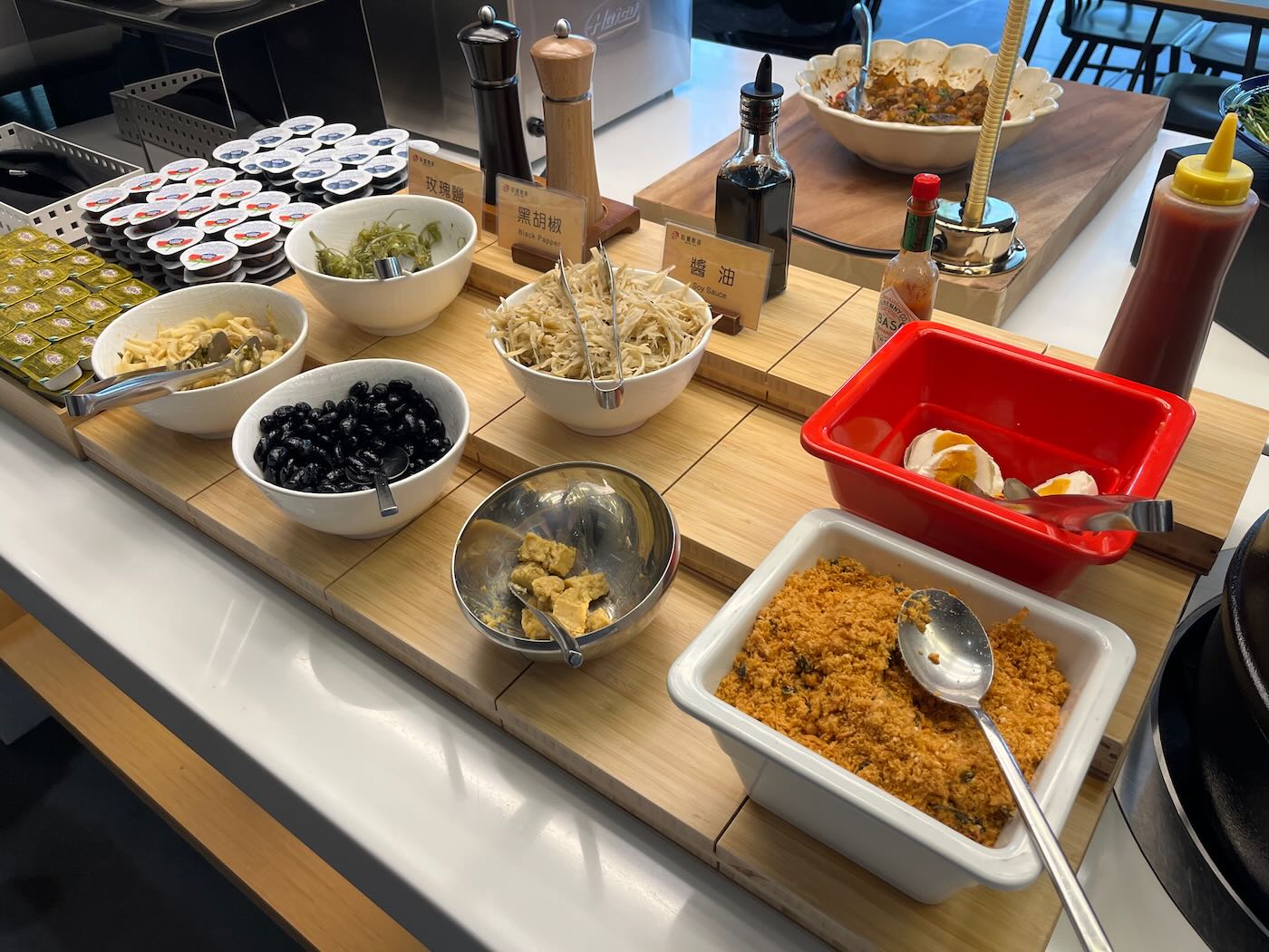 高雄住宿 巨蛋旅店 Hotel R14|竹風客房一大床|蓋婭餐廳素食早餐 巨蛋站前一分鐘 日式簡約風格旅館推薦 - 一口冒險 Bitesized Adventure 高雄住宿 巨蛋旅店 Hotel R14|竹風客房一大床|蓋婭餐廳素食早餐 巨蛋站前一分鐘 日式簡約風格旅館推薦 - 一口冒險 Bitesized Adventure