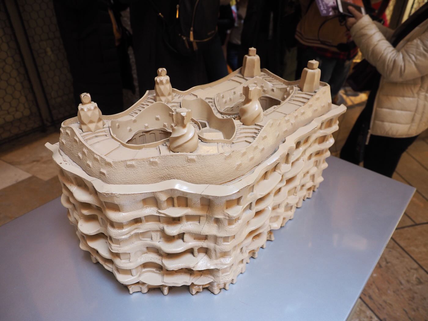 巴賽隆納景點 米拉之家 Casa Milà 的日與夜 夜間屋頂光雕投影秀 - 一口冒險 Bitesized Adventure 巴賽隆納景點 米拉之家 Casa Milà 的日與夜 夜間屋頂光雕投影秀 - 一口冒險 Bitesized Adventure