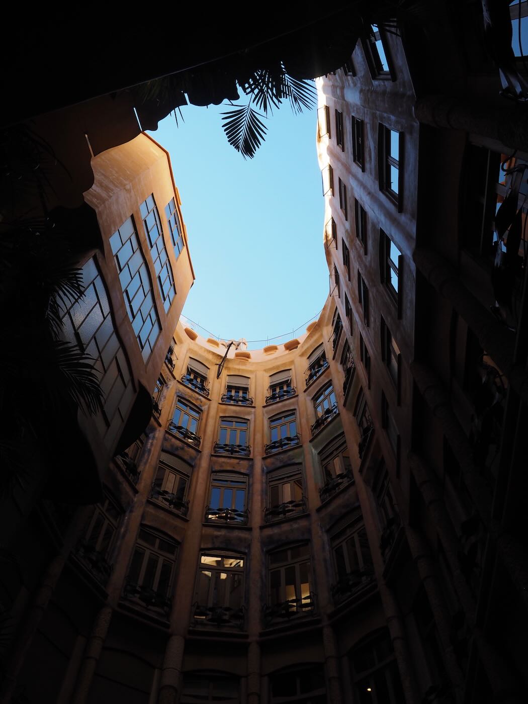 巴賽隆納景點 米拉之家 Casa Milà 的日與夜 夜間屋頂光雕投影秀 - 一口冒險 Bitesized Adventure 巴賽隆納景點 米拉之家 Casa Milà 的日與夜 夜間屋頂光雕投影秀 - 一口冒險 Bitesized Adventure