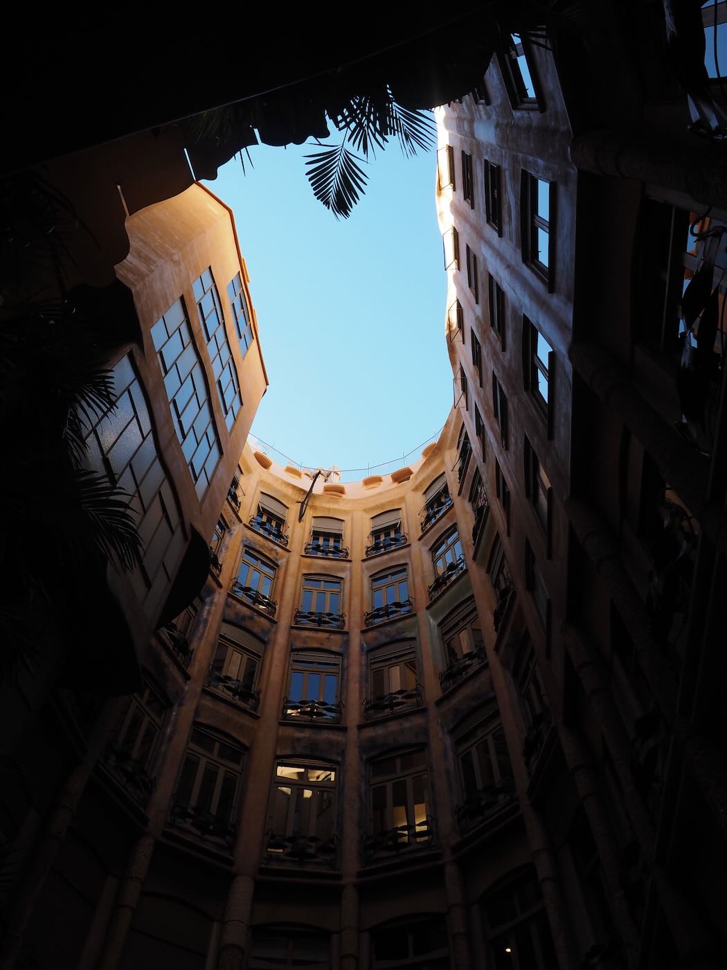 巴賽隆納景點 米拉之家 Casa Milà 的日與夜 夜間屋頂光雕投影秀 - 一口冒險 Bitesized Adventure