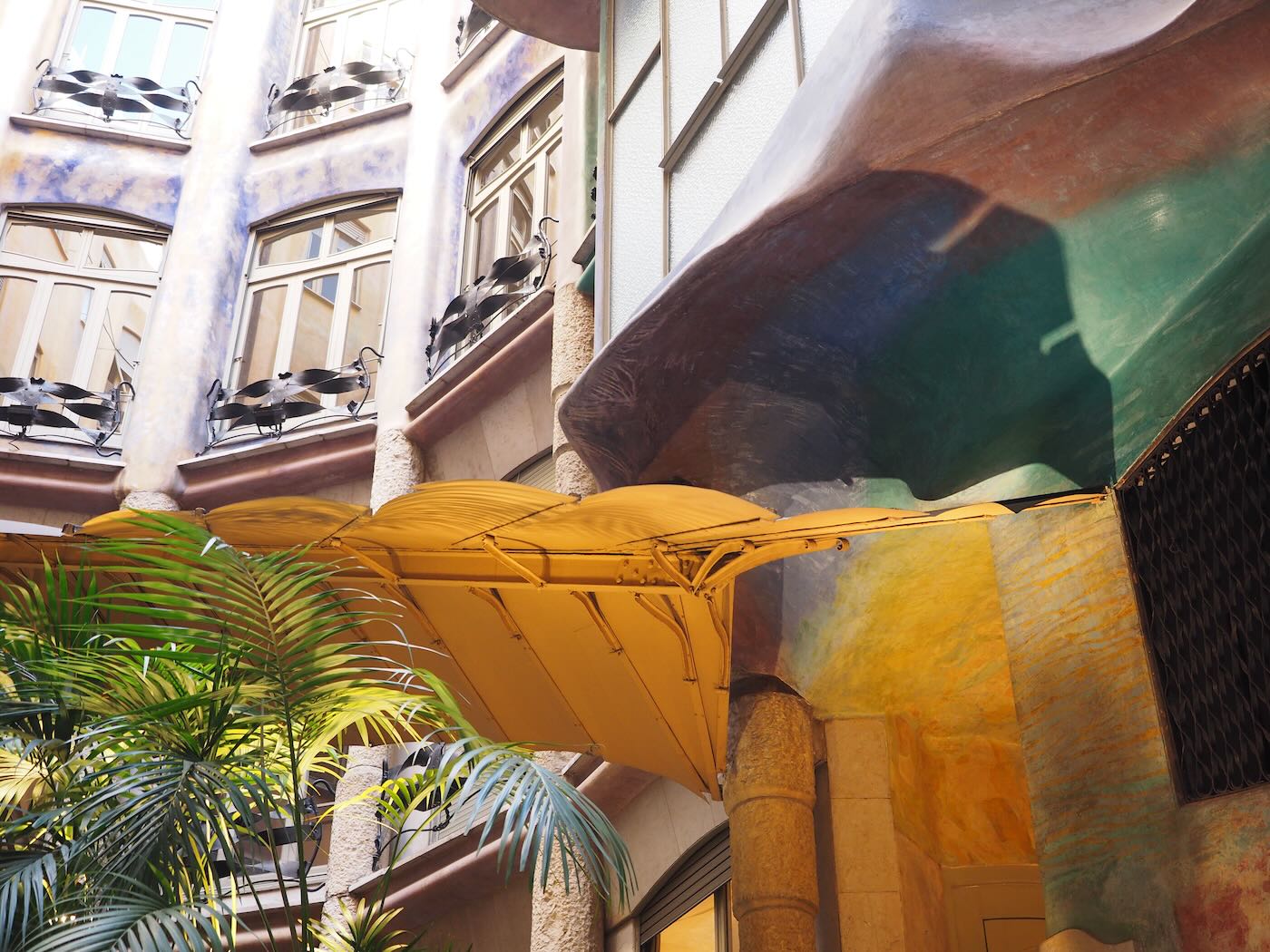 巴賽隆納景點 米拉之家 Casa Milà 的日與夜 夜間屋頂光雕投影秀 - 一口冒險 Bitesized Adventure 巴賽隆納景點 米拉之家 Casa Milà 的日與夜 夜間屋頂光雕投影秀 - 一口冒險 Bitesized Adventure