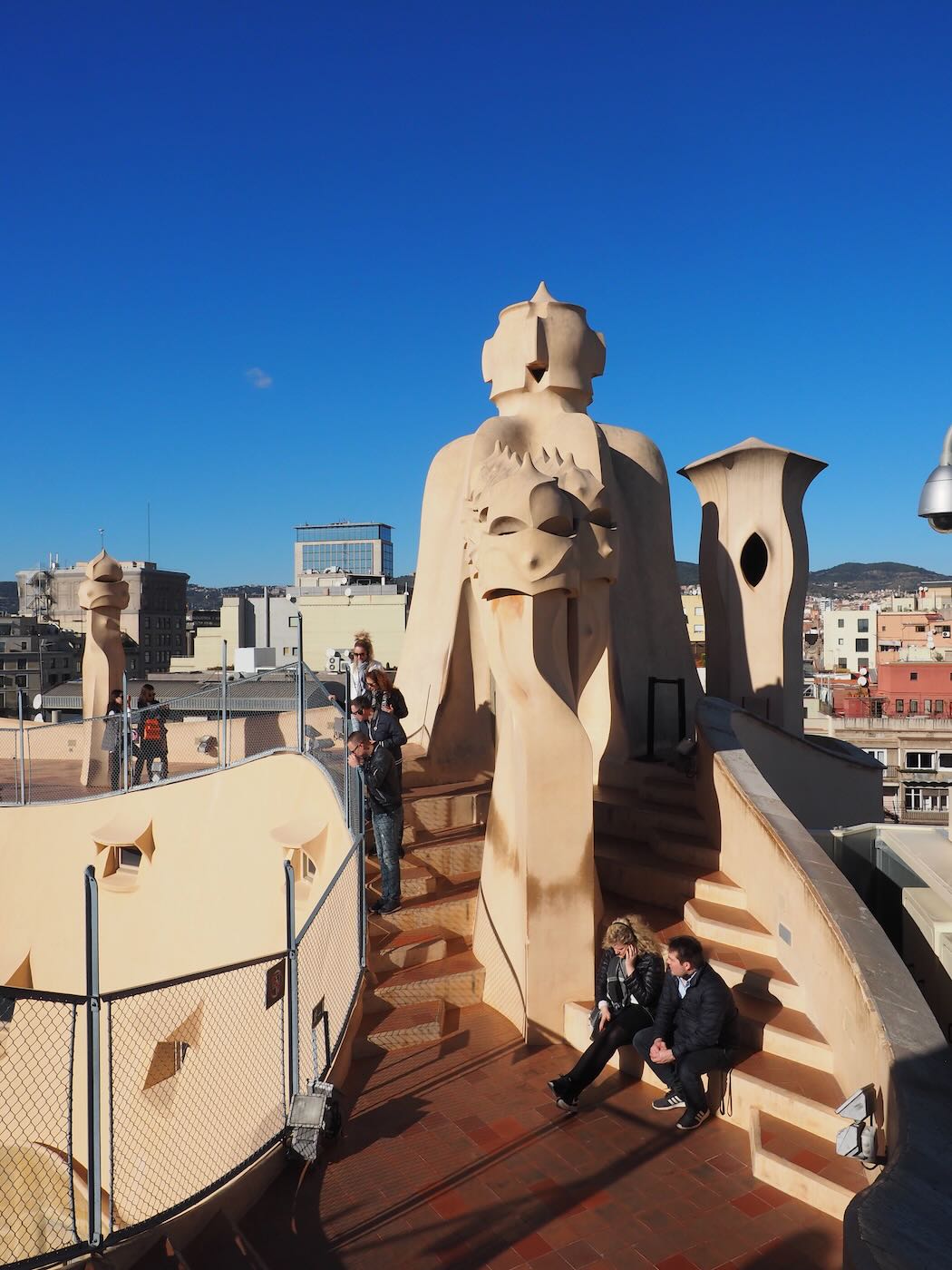 巴賽隆納景點 米拉之家 Casa Milà 的日與夜 夜間屋頂光雕投影秀 - 一口冒險 Bitesized Adventure